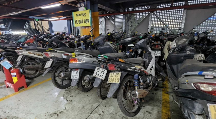 Khoảng 700 xe máy để lại tại sân bay Tân Sơn Nhất. Ảnh: BẢO PHƯƠNG Khoảng 700 xe máy để lại tại sân bay Tân Sơn Nhất. Ảnh: BẢO PHƯƠNG