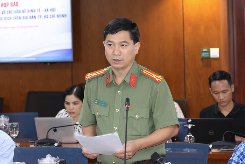 Thượng tá Lê Mạnh Hà thông tin phương hướng giải quyết tình trạng “xe vô chủ”, chủ xe không đến lấy ở các bến xe, sân bay. Ảnh: NGUYỄN NHÂN Thượng tá Lê Mạnh Hà thông tin phương hướng giải quyết tình trạng “xe vô chủ”, chủ xe không đến lấy ở các bến xe, sân bay. Ảnh: NGUYỄN NHÂN