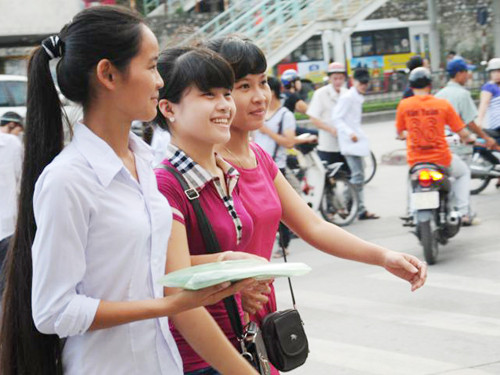 Các thí sinh cười tươi, tự tin trước giờ thi môn Toán. Ảnh: Tuấn Nguyễn