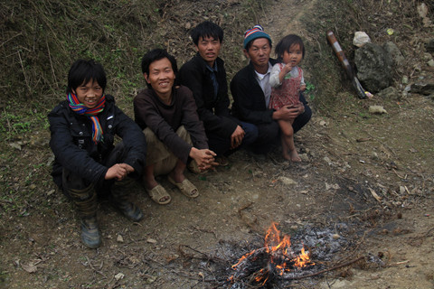 Trời giá lạnh nhưng bé gái không có quần để mặc. Ảnh: Trường Phong. 