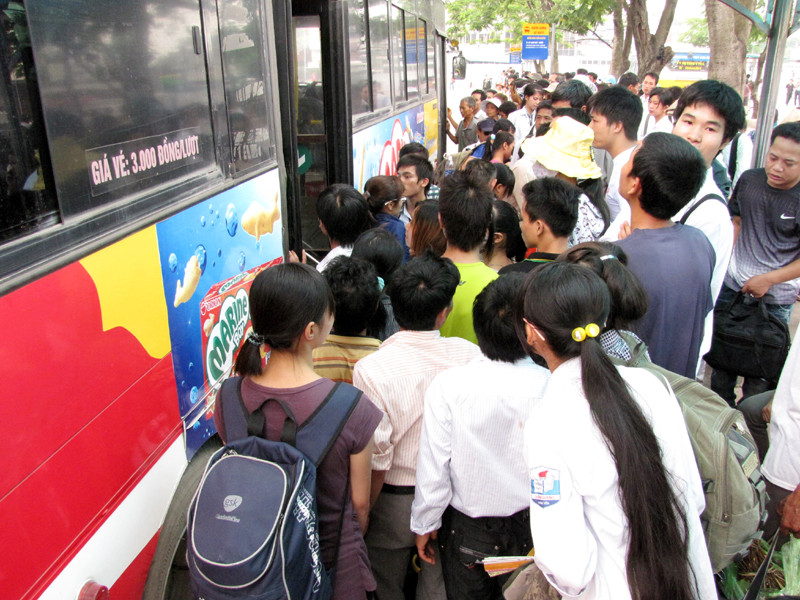 Bắt xe buýt ra bến xe. Vội vã bắt xe buýt ra bến xe