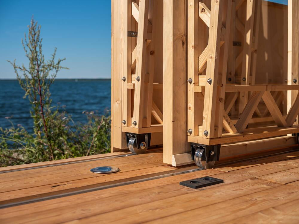 Hai lớp vỏ của ngôi nhà được vận chuyển bởi các bánh xe công nghiệp cùng một đường ray.