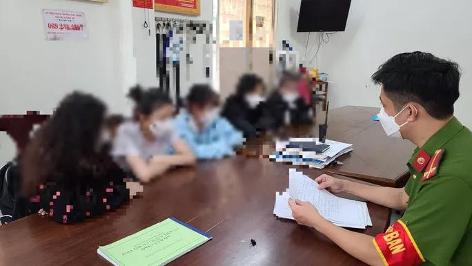 Công an làm việc với các nữ sinh đánh hội đồng người khác Công an làm việc với các nữ sinh đánh hội đồng người khác