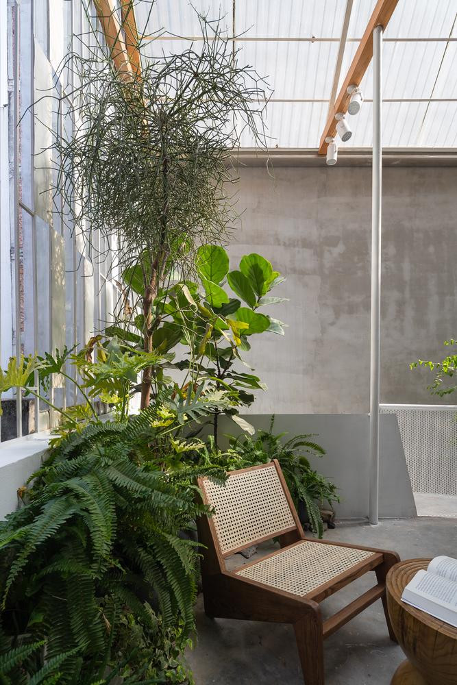 Mái nhà cùng với mặt trước và mặt sau của tầng 2 giống như một "chiếc áo mưa" che phủ cho ngôi nhà, bảo vệ các bức tường và các tấm sàn không bị xuống cấp do tác động của thời tiết. Mái nhà cùng với mặt trước và mặt sau của tầng 2 giống như một "chiếc áo mưa" che phủ cho ngôi nhà, bảo vệ các bức tường và các tấm sàn không bị xuống cấp do tác động của thời tiết.