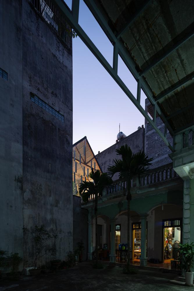 Do ngôi nhà nằm sâu trong hẻm nên việc vận chuyển rác thải sẽ khá tốn kém trong khi nếu phá dỡ nhà sẽ làm ảnh hưởng đến kết cấu phần nhà đã cũ. Do đó gia chủ và kiến trúc sư lựa chọn việc cải tạo thay vì phá dỡ để xây mới. Do ngôi nhà nằm sâu trong hẻm nên việc vận chuyển rác thải sẽ khá tốn kém trong khi nếu phá dỡ nhà sẽ làm ảnh hưởng đến kết cấu phần nhà đã cũ. Do đó gia chủ và kiến trúc sư lựa chọn việc cải tạo thay vì phá dỡ để xây mới.