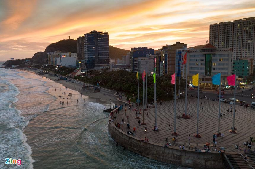 Gần 18h, lượng khách đến bãi biển tắm và vui chơi bắt đầu vắng dần.