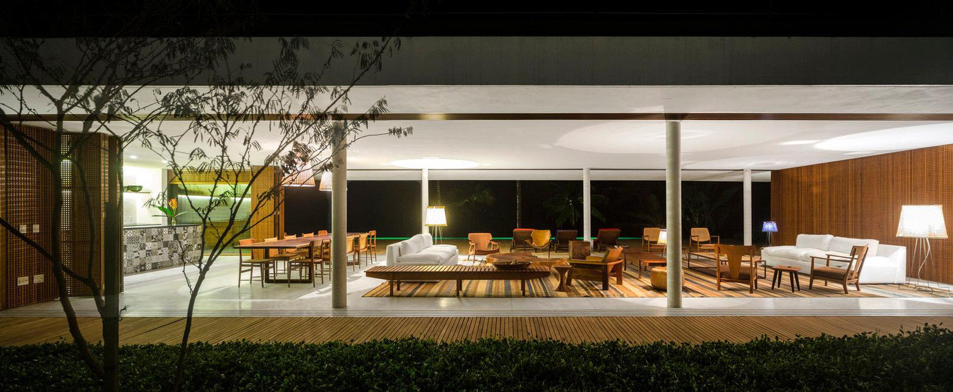 Tầng 1 là nơi gia chủ bố trí không gian phòng khách mở, với tất cả các khung cửa sổ âm tường, có thể kéo ra và "biến mất". Tầng 1 là nơi gia chủ bố trí không gian phòng khách mở, với tất cả các khung cửa sổ âm tường, có thể kéo ra và "biến mất".