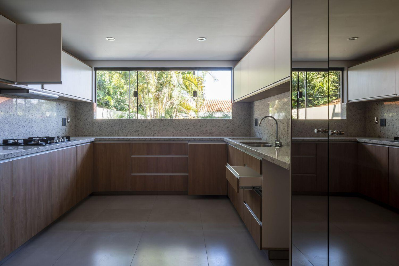 Không gian bếp luôn sáng, thoáng nhờ việc thông gió từ mặt tiền. Không gian bếp luôn sáng, thoáng nhờ việc thông gió từ mặt tiền.