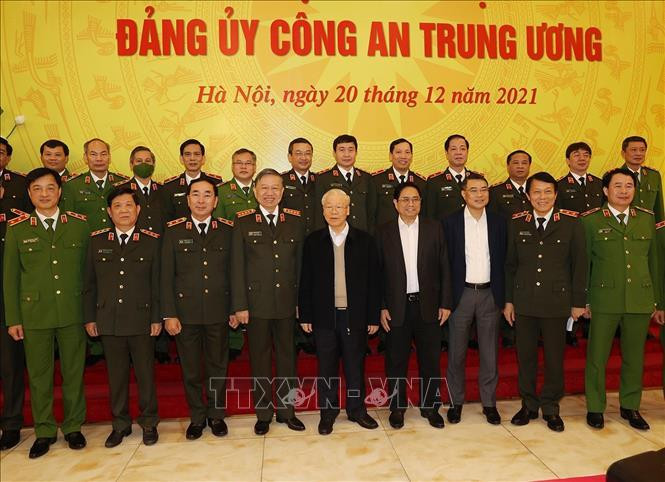 Tổng Bí thư Nguyễn Phú Trọng, Thủ tướng Chính phủ Phạm Minh Chính cùng các đồng chí lãnh đạo Đảng, Nhà nước với các đồng chí trong Ban Thường vụ Đảng ủy Công an Trung ương tại Hội nghị. Ảnh: Trí Dũng/TTXVN. Tổng Bí thư Nguyễn Phú Trọng, Thủ tướng Chính phủ Phạm Minh Chính cùng các đồng chí lãnh đạo Đảng, Nhà nước với các đồng chí trong Ban Thường vụ Đảng ủy Công an Trung ương tại Hội nghị. Ảnh: Trí Dũng/TTXVN.