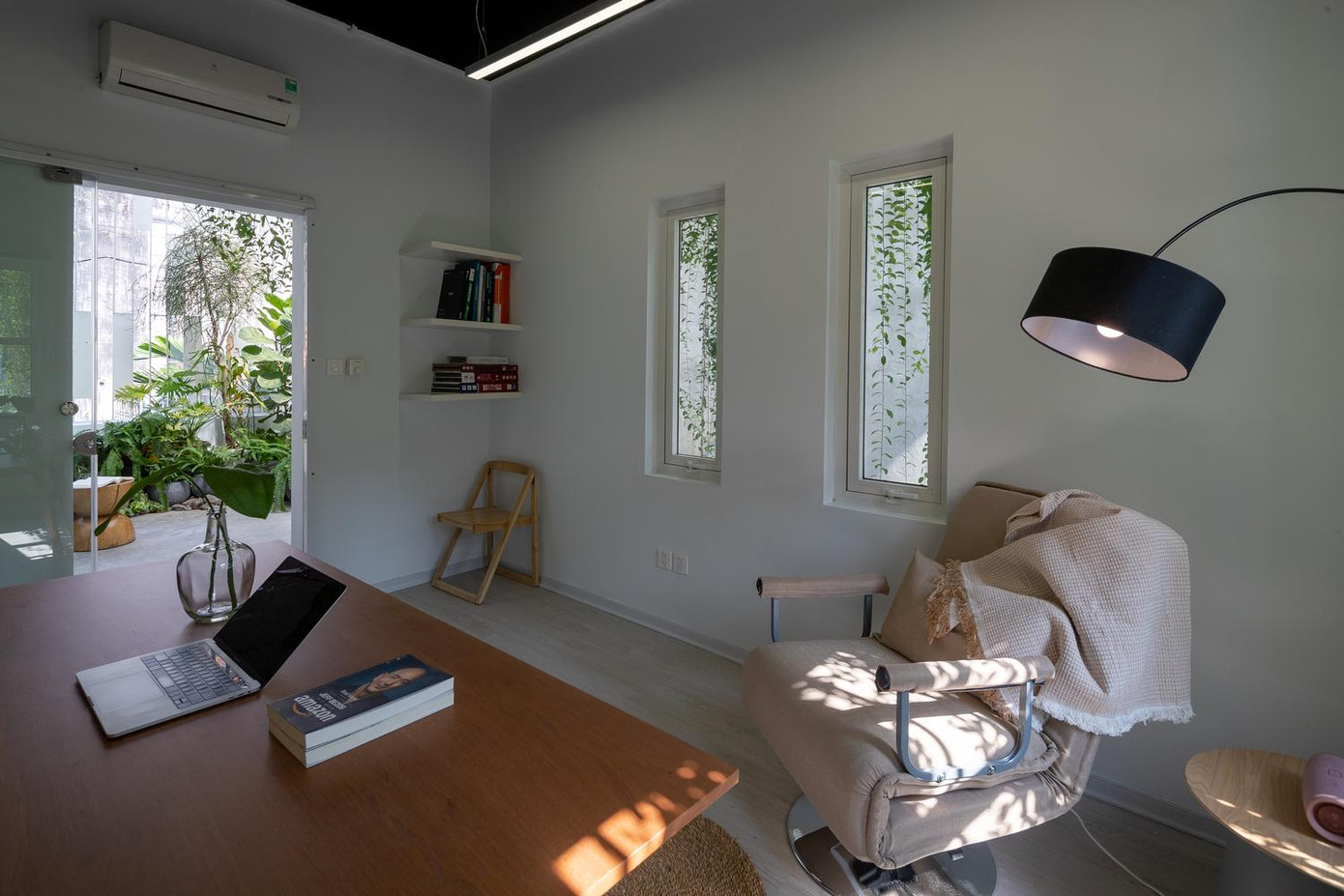 Tầng 2 là không gian của phòng làm việc, khu giặt, phơi và đặc biệt là khoảng sân áp mái với rất nhiều loại cây xanh. Tầng 2 là không gian của phòng làm việc, khu giặt, phơi và đặc biệt là khoảng sân áp mái với rất nhiều loại cây xanh.