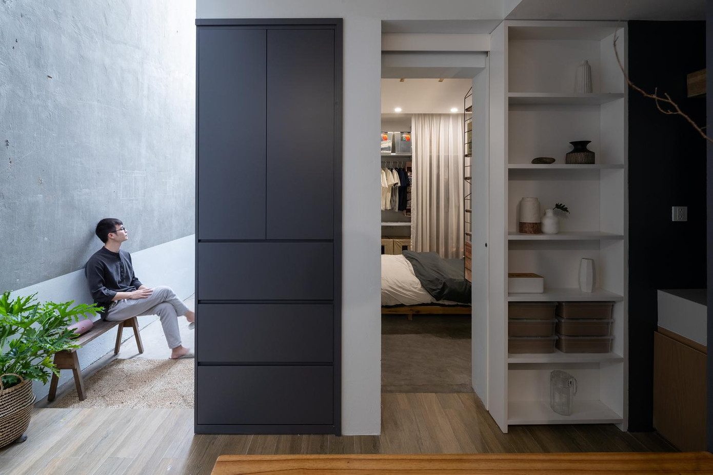 Vì diện tích không quá lớn nên nội thất trong nhà được bày trí đơn giản, gọn gàng để tạo ra nhiều không gian thoáng. Vì diện tích không quá lớn nên nội thất trong nhà được bày trí đơn giản, gọn gàng để tạo ra nhiều không gian thoáng.