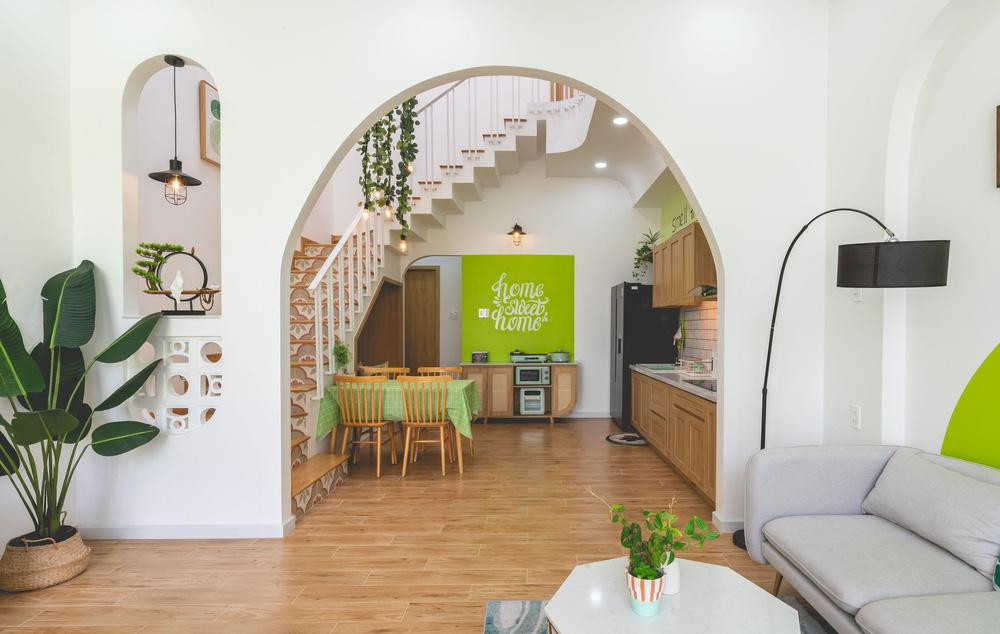 Liền kề phòng khách là khu bếp nhỏ được sắp xếp gọn gàng, tinh tế.