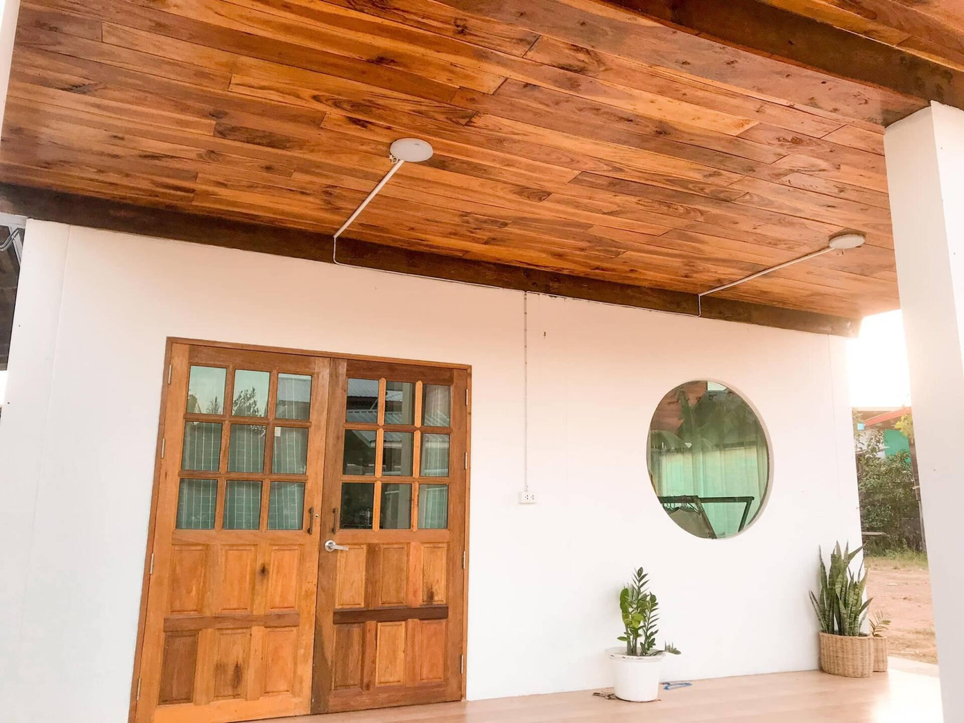 Trong đó, khu vực tầng trệt được xây kín để trở thành phòng sinh hoạt chung. Không gian ở đây lúc nào cũng sáng sủa nhờ những ô cửa sổ kính ở hai bên hông nhà.