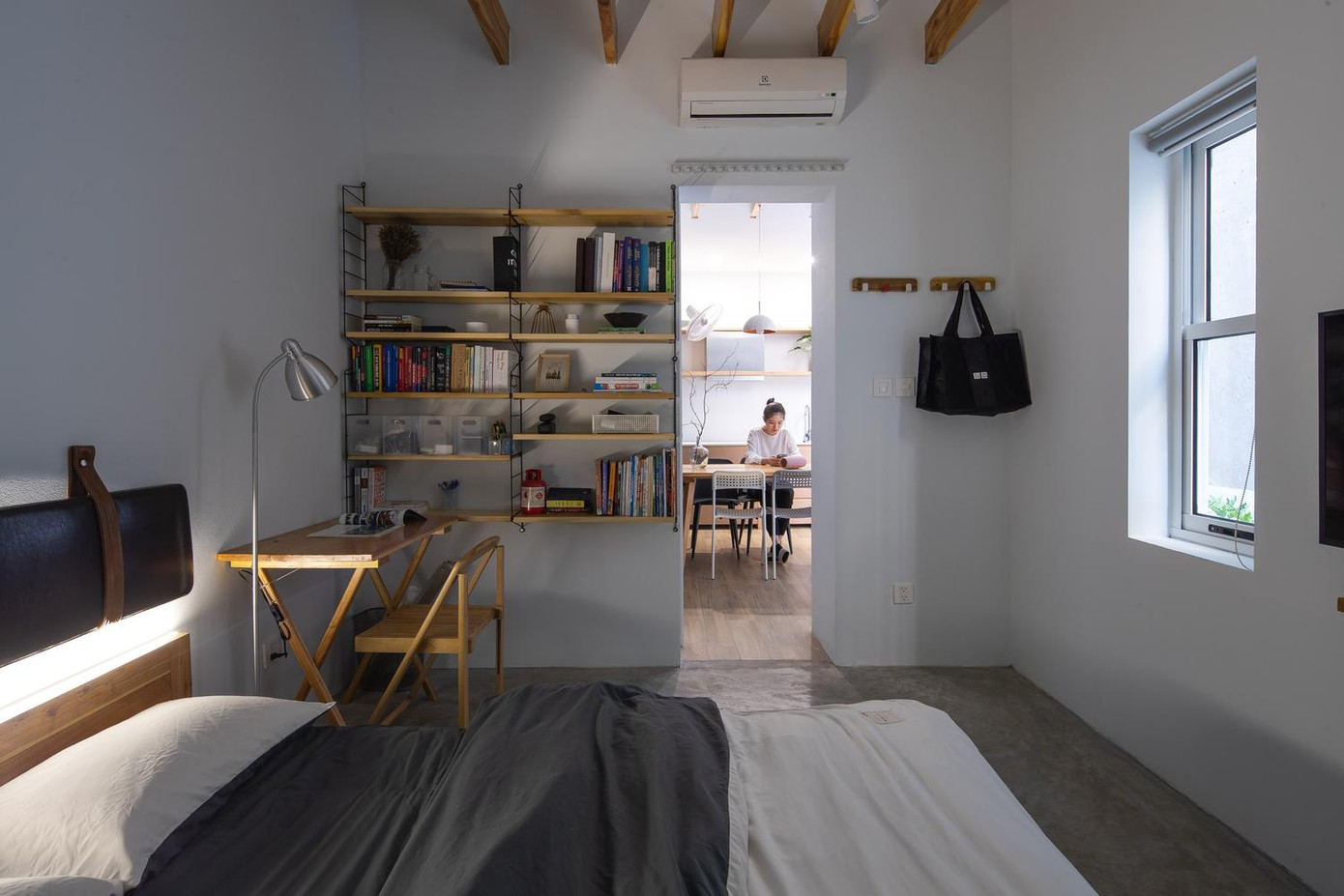 Phòng ngủ tích hợp kệ sách và bàn làm việc nhỏ nhắn, tinh tế. Phòng ngủ tích hợp kệ sách và bàn làm việc nhỏ nhắn, tinh tế.