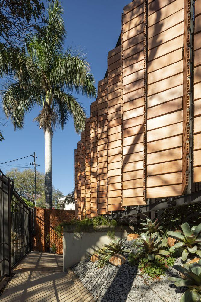 Để giúp ngôi nhà khắc phục tất cả các hạn chế về ánh sáng, độ ẩm, thông gió, kiến trúc sư đề xuất dựng hệ cửa bẫy gió với những con lửng bằng gốm được sắp xếp theo hình chữ V ở phía trước và sau nhà. Để giúp ngôi nhà khắc phục tất cả các hạn chế về ánh sáng, độ ẩm, thông gió, kiến trúc sư đề xuất dựng hệ cửa bẫy gió với những con lửng bằng gốm được sắp xếp theo hình chữ V ở phía trước và sau nhà.