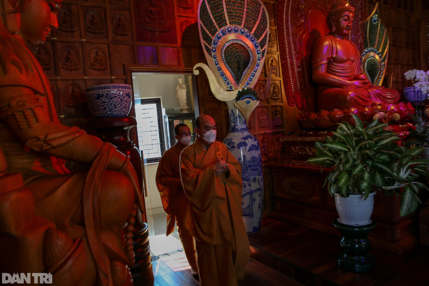 Đúng 9h sáng nay, các thầy tại chùa Tường Nguyên (Quận 4, TPHCM) đã tổ chức lễ cầu siêu cho bé gái 8 tuổi tử vong, do "dì ghẻ" bạo hành. Đúng 9h sáng nay, các thầy tại chùa Tường Nguyên (Quận 4, TPHCM) đã tổ chức lễ cầu siêu cho bé gái 8 tuổi tử vong, do "dì ghẻ" bạo hành.