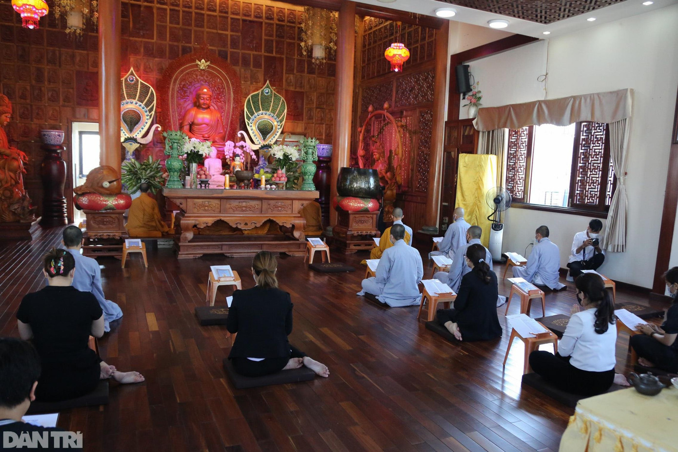 Nhiều người dân ở TPHCM khi biết thông tin chùa tổ chức cầu siêu cho bé gái đã đến cùng cầu nguyện cho bé. Nhiều người dân ở TPHCM khi biết thông tin chùa tổ chức cầu siêu cho bé gái đã đến cùng cầu nguyện cho bé.