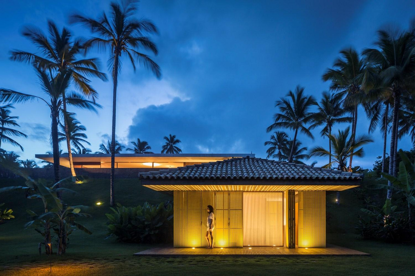 Kiến trúc sử dụng màu sắc sống động và tinh khiết, khi áp dụng trên mashrabiya bằng gỗ, góp phần tăng độ bền của vật liệu trong việc tạo ra một lớp bảo vệ dày chống lại hơi muối từ biển và không khí. Kiến trúc sử dụng màu sắc sống động và tinh khiết, khi áp dụng trên mashrabiya bằng gỗ, góp phần tăng độ bền của vật liệu trong việc tạo ra một lớp bảo vệ dày chống lại hơi muối từ biển và không khí.