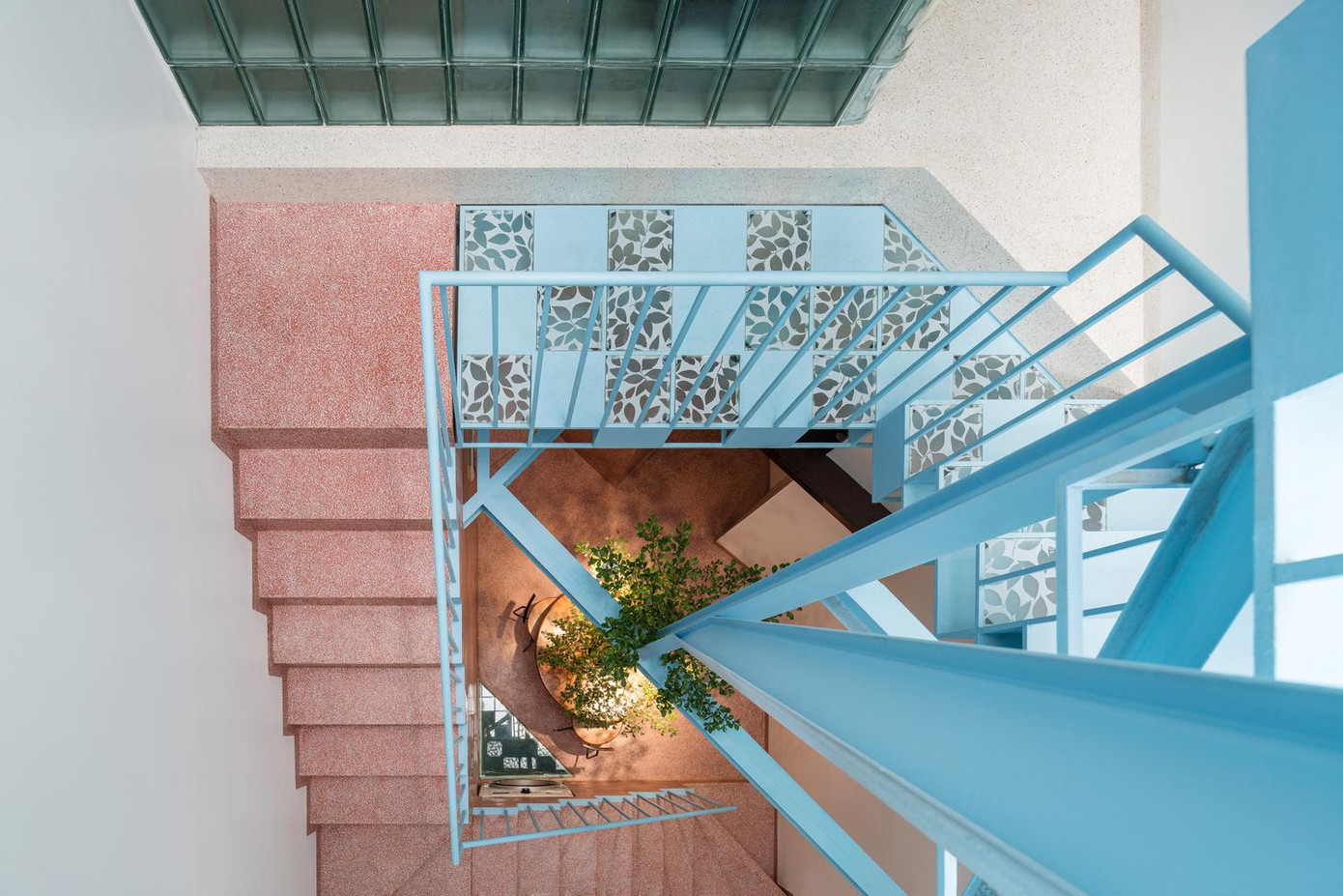 Công trình thiết kế được lấy cảm hứng từ một “ngôi nhà trên cây” của trẻ em: “Thân” và “cành” là khung kết cấu chịu lực của các tầng cũng như nâng cao cấu trúc dọc theo các bức tường, “ngọn cây” là không gian cộng đồng mở và những căn phòng riêng tư nằm ở những “nhánh cây”.