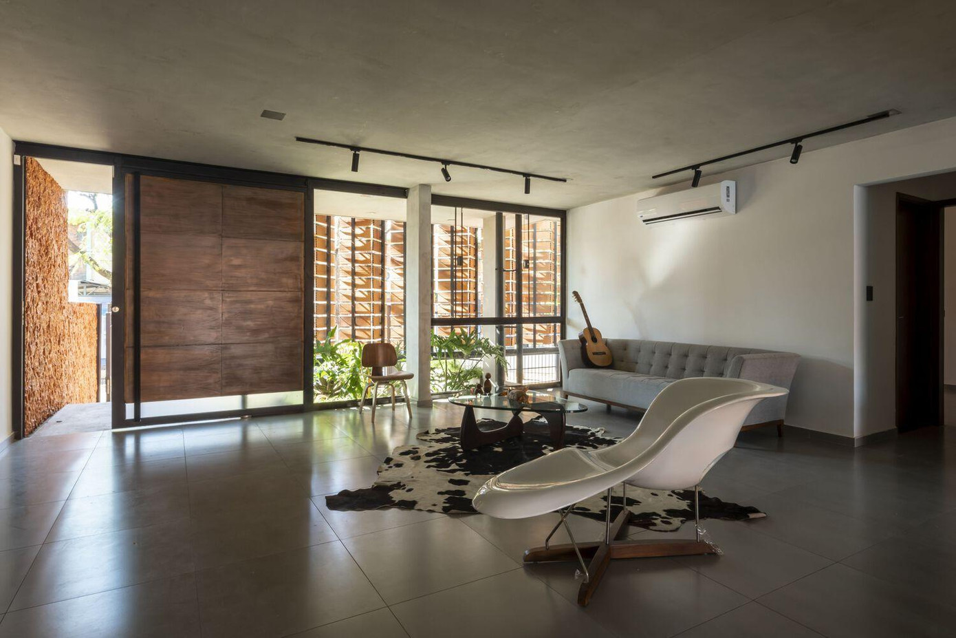 Phòng khách có tầm nhìn ra bên ngoài thông qua hệ cửa bẫy gió nhưng vẫn đảm bảo được sự riêng tư. Phòng khách có tầm nhìn ra bên ngoài thông qua hệ cửa bẫy gió nhưng vẫn đảm bảo được sự riêng tư.