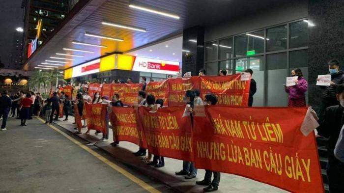 Cư dân căng băng rôn tại chung cư Dreamland Bonanza Duy Tân.