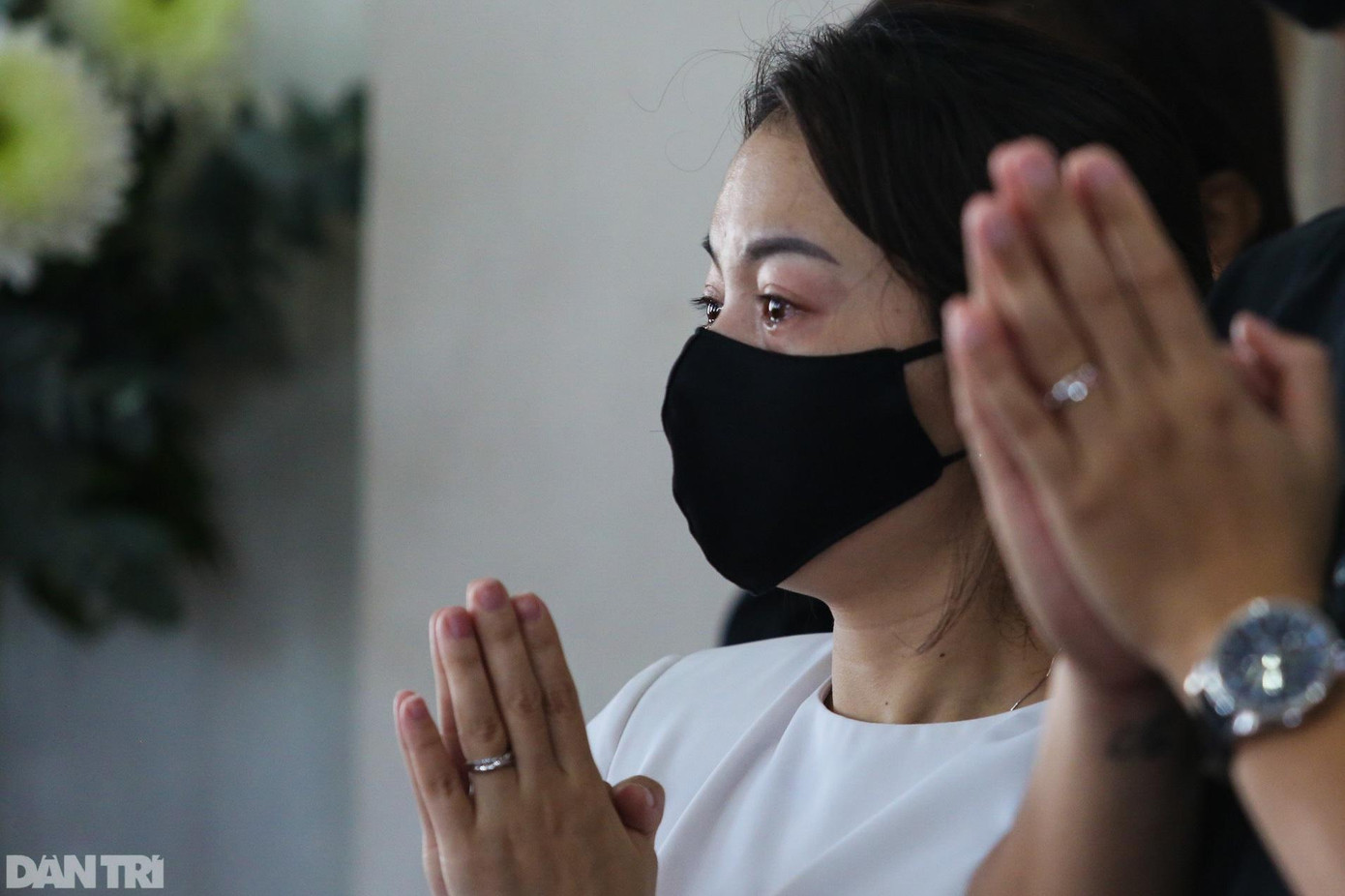 Một người phụ nữ không cầm được nước mắt khi đứng trước di ảnh của cô bé xấu số. Một người phụ nữ không cầm được nước mắt khi đứng trước di ảnh của cô bé xấu số.