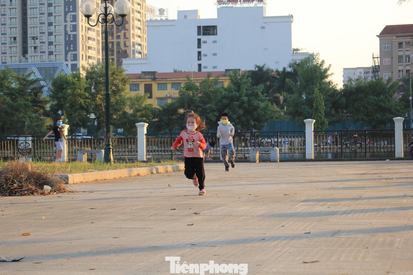 Khu vực vui chơi ở công viên đã có nhiều người dân ra tập thể dục, đi dạo. Khu vực vui chơi ở công viên đã có nhiều người dân ra tập thể dục, đi dạo.