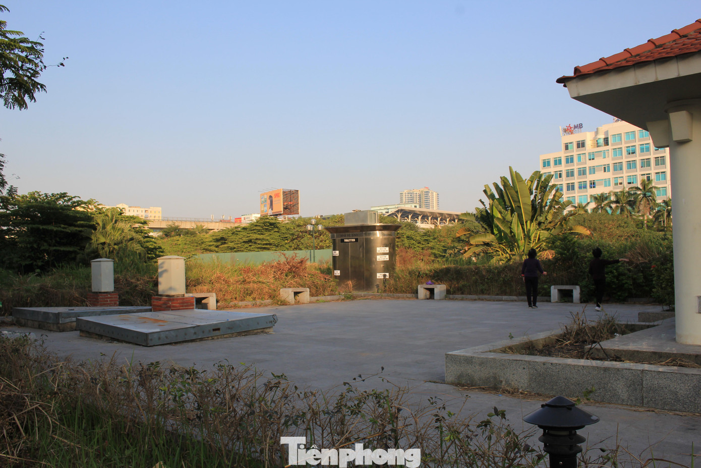 Bà Phan Liên (80 tuổi, phường Mai Dịch, quận Cầu Giấy, Hà Nội) cho biết: “Thấy công viên được tu sửa tôi mừng lắm, giờ tôi và con cháu lại có chỗ đi dạo, tập thể dục hàng ngày. Nhưng cũng mong các anh bên quản lý dọn xong thì duy trì việc cắt tỉa, chăm sóc cây cối, dọn dẹp vệ sinh để công viên lúc nào cũng sạch đẹp, chứ đừng để công viên rậm rạp gây bức xúc như dạo vừa rồi nữa”. Bà Phan Liên (80 tuổi, phường Mai Dịch, quận Cầu Giấy, Hà Nội) cho biết: “Thấy công viên được tu sửa tôi mừng lắm, giờ tôi và con cháu lại có chỗ đi dạo, tập thể dục hàng ngày. Nhưng cũng mong các anh bên quản lý dọn xong thì duy trì việc cắt tỉa, chăm sóc cây cối, dọn dẹp vệ sinh để công viên lúc nào cũng sạch đẹp, chứ đừng để công viên rậm rạp gây bức xúc như dạo vừa rồi nữa”.