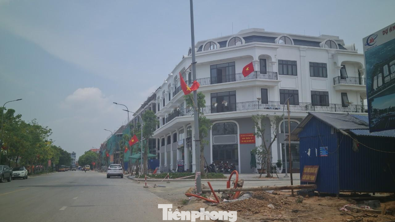 Không chỉ giá đất thổ cư mà giá đất tại các dự án nhà ở, các khu đất đấu giá ven khu vực quy hoạch phân khu đô thị sông Hồng cũng rao bán rầm rộ với giá tăng hơn trước. Trong hình là Dự án khu nhà ở Uy Nỗ, có tên thương mại Calyx Residence do Tổng công ty 319 làm chủ đầu tư được “cò” và môi giới BĐS rao giá cao hơn vài triệu đồng/m2 thời gian gần đây.