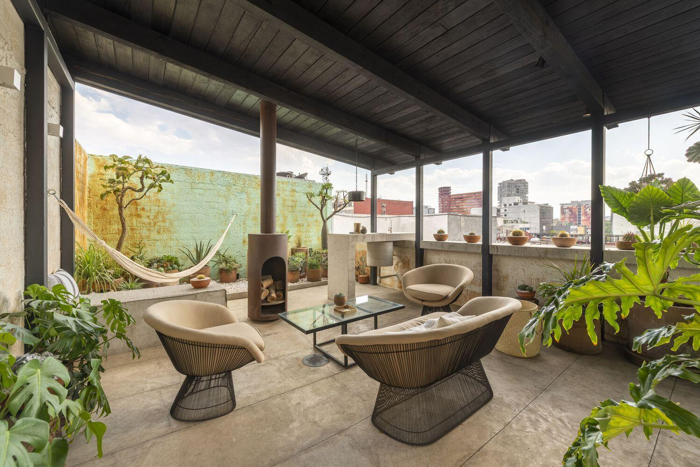 Phòng khách có tầm nhìn về khu dân cư trước mặt và hướng về đường chân trời khi hoàng hôn về.