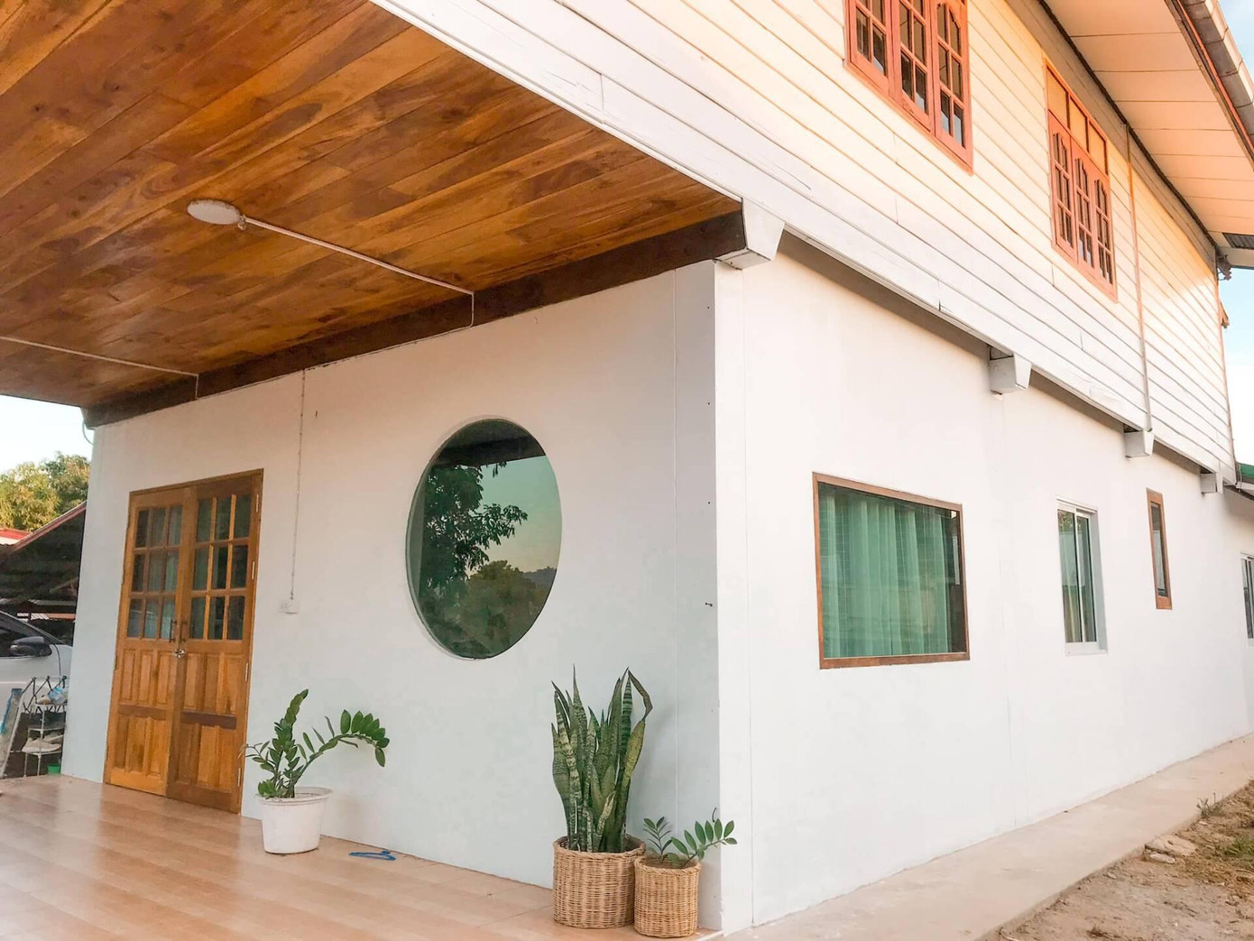 Sàn nhà lát gạch màu kem sáng bóng để tăng thêm phần sáng cho ngôi nhà, nhờ đó mà gia chủ tiết kiệm được khá nhiều điện năng vào ban ngày.