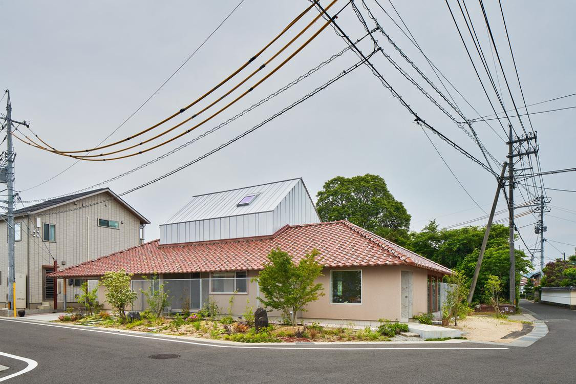 Phần mái của tầng 1 lợp bằng ngói Sekishu màu nâu đỏ truyền thống.