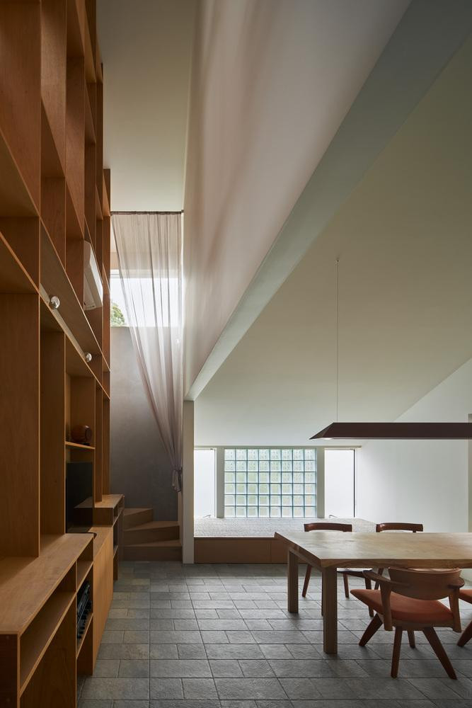 Theo kiến trúc sư, ngôi nhà này góp phần thu hẹp khoảng cách giữa hai thế hệ, được đặc trưng bởi sự “không đồng đều” giữa chất liệu cũ và mới, đem lại sự tiện nghi của lối sống hiện đại nhưng vẫn lưu giữ được không gian xưa cũ.