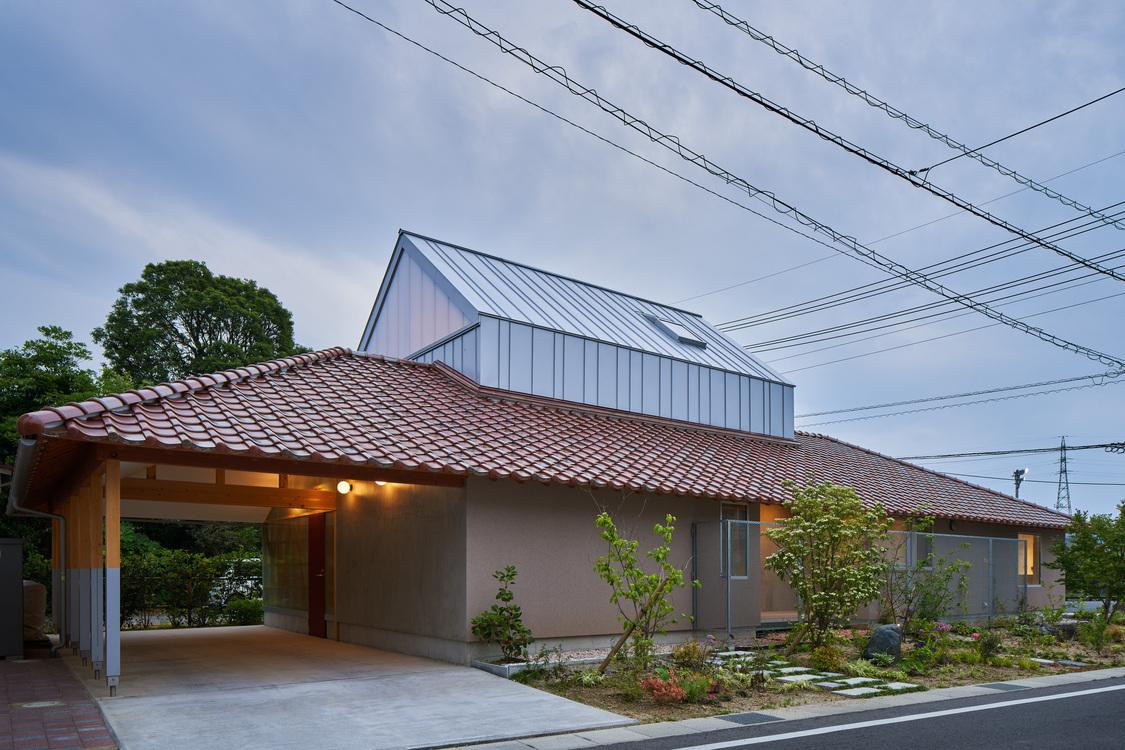 Phần mái dài tận dụng mặt tiền rộng của khuôn viên có độ dốc lớn giúp tuyết không đọng lại trên mái, mặt khác mái được làm bản lề để không gây cảm giác ngột ngạt cho xung quanh.