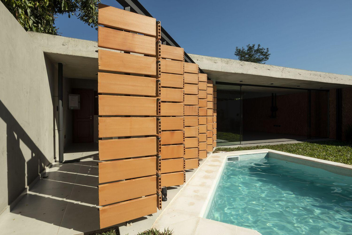 Ở phía sau nhà, kiến trúc sư cũng bố trí một hệ cửa bẫy gió nhưng đặt theo hướng khác với mặt tiền để gió có thể đi vào từ mặt tiền và thoát ra ở phía sau. Ở phía sau nhà, kiến trúc sư cũng bố trí một hệ cửa bẫy gió nhưng đặt theo hướng khác với mặt tiền để gió có thể đi vào từ mặt tiền và thoát ra ở phía sau.