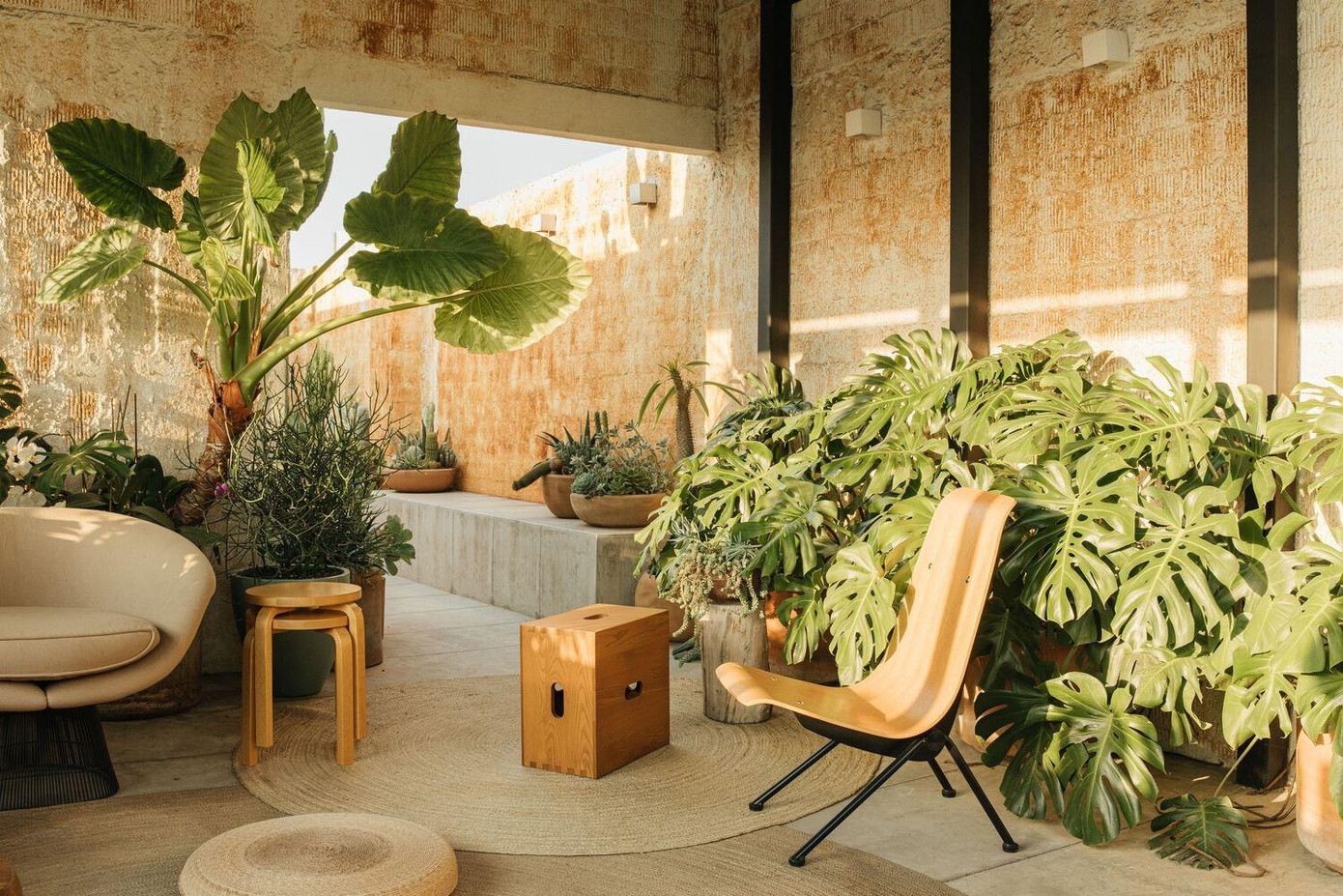 Xa hơn về phía hành lang, không gian thứ hai được thiết kế như một phòng khách. Ở đây có bày biện bàn ghế và võng để cư dân có thể ngồi trò chuyện, đọc sách và uống trà hay nằm nghỉ.