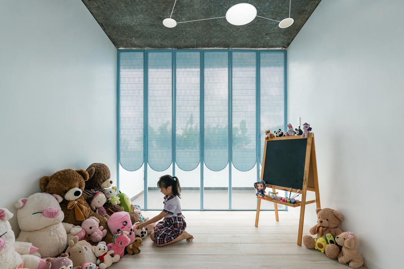 Vì ngôi nhà dành cho cô con gái nhỏ nên kiến trúc sư lựa chọn gam màu xanh dương nhạt cho nội thất để khơi gợi trí sáng tạo.