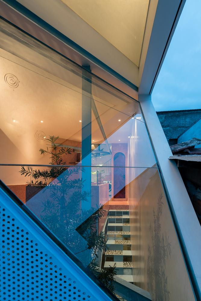 Vì ngôi nhà có trẻ em nên kiến trúc sư bố trí nhiều tấm chắn lớn ở những khu vực tiềm ẩn nguy hiểm.