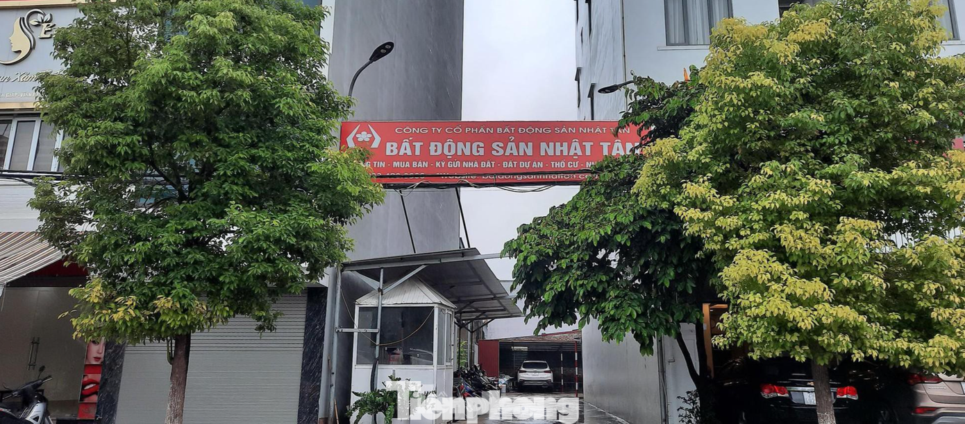 Văn phòng môi giới, giao dịch nhà, đất xuất hiện dày đặc ngay khu vực ven đê xã Vĩnh Ngọc (Đông Anh) cùng với thông tin rao bán nhà, đất khi phân khu đô thị sông Hồng sắp được phê duyệt.