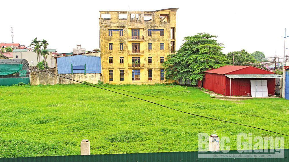 Chủ tịch UBND tỉnh Bắc Giang yêu cầu Sở Tài nguyên và Môi trường phải tổ chức công bố công khai trên trang điện tử của UBND tỉnh danh sách (đã phát hiện và xử lý) các dự án đầu tư không đưa đất vào sử dụng trong thời hạn 12 tháng liên tục hoặc chậm tiến độ sử dụng đất 24 tháng so với tiến độ ghi trong dự án đầu tư. (Ảnh: Quốc Bảo - Báo Bắc Giang)