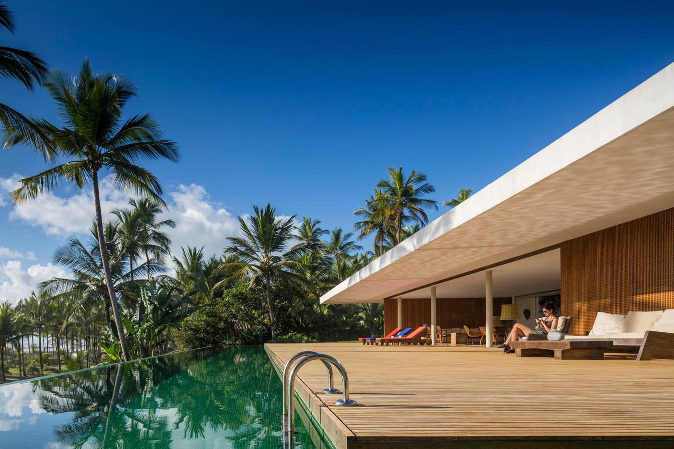 Phía trước hiên của phòng khách có bể bơi vô cực và phòng tắm nắng với ghế dài. Ở phía sau là khu vườn với thảm thực vật xanh tươi cho phép thông gió chéo trong khu vực. Phía trước hiên của phòng khách có bể bơi vô cực và phòng tắm nắng với ghế dài. Ở phía sau là khu vườn với thảm thực vật xanh tươi cho phép thông gió chéo trong khu vực.