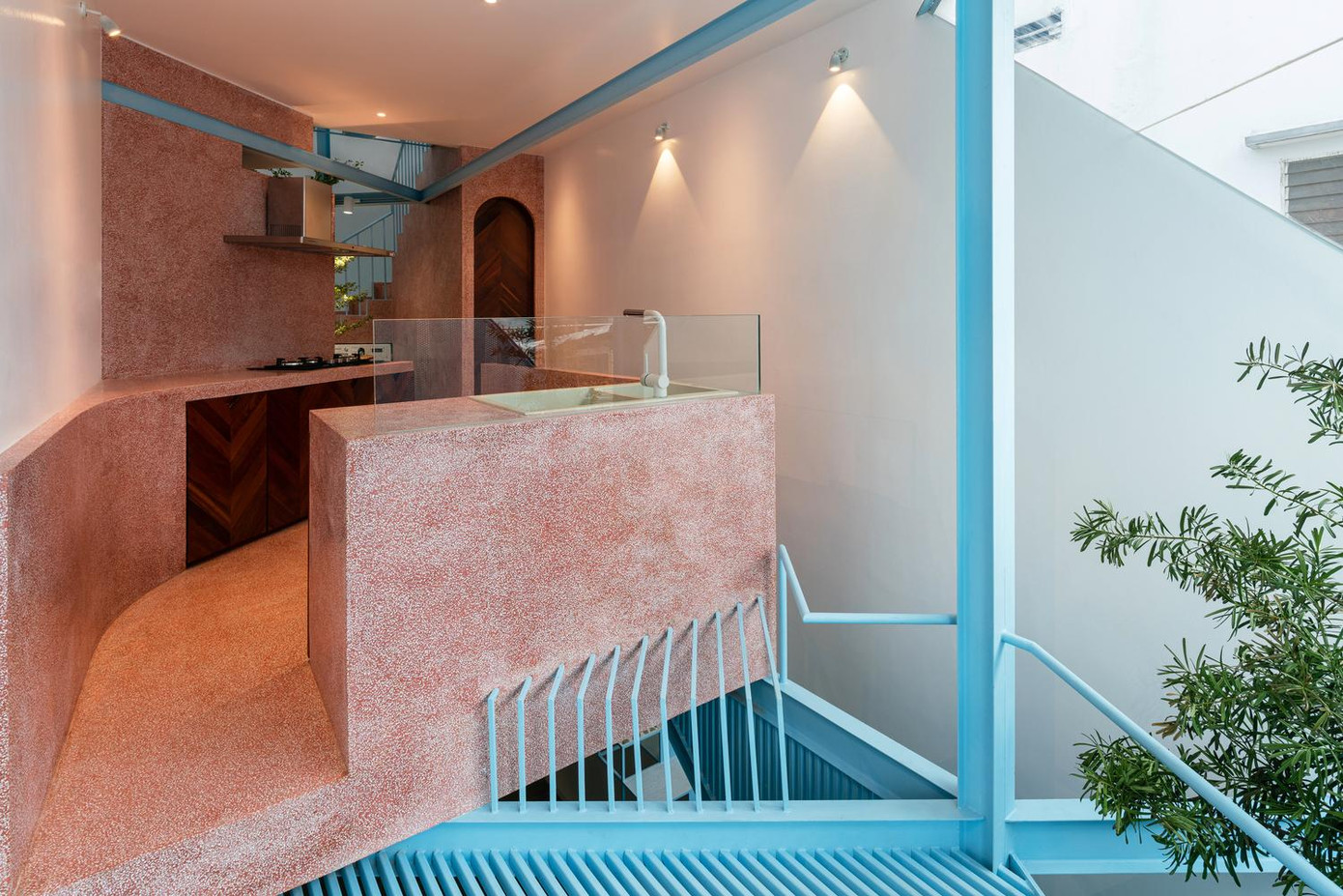 Để xử lý mảnh đất nhỏ có diện tích 3x10 m, kiến trúc sư lên kế hoạch tích hợp nhiều chức năng cho mỗi bộ phận trong nhà. Theo đó, khung nhà không chỉ đóng vai trò làm kết cấu nâng đỡ mà còn là chiếc cầu thang sắt có lỗ để hai mẹ con di chuyển.