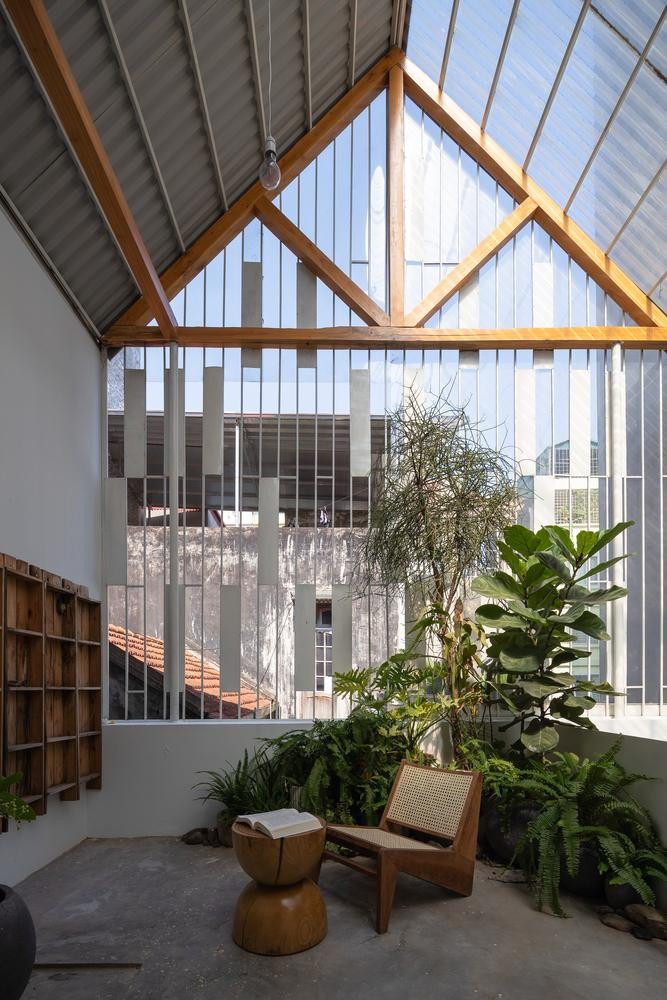 Một nửa mái chéo được làm bằng polycarbonate dạng sóng trong để tăng ánh sáng cho không gian xanh và cũng làm cho khoảng sân áp mái trông lớn hơn. Một nửa mái chéo được làm bằng polycarbonate dạng sóng trong để tăng ánh sáng cho không gian xanh và cũng làm cho khoảng sân áp mái trông lớn hơn.