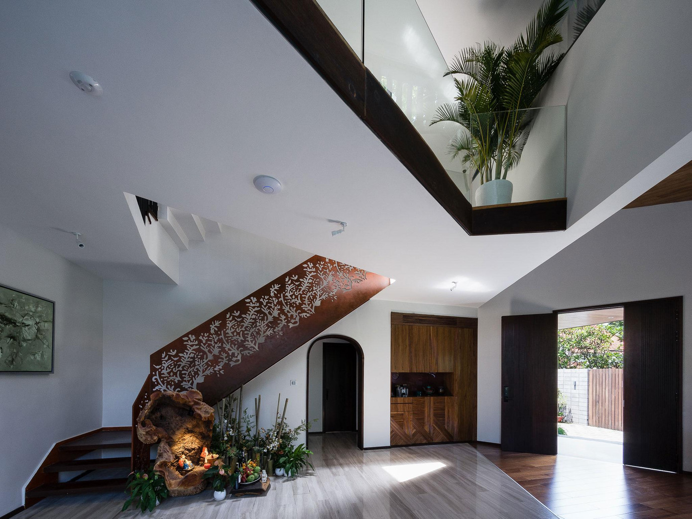 Cầu thang di chuyển lên các tầng trên được gia công rất tỉ mỉ. Phần tay vịn cầu thang sử dụng một tấm thép lớn màu nâu được cắt CNC tạo ra nhiều hoa văn tinh xảo.