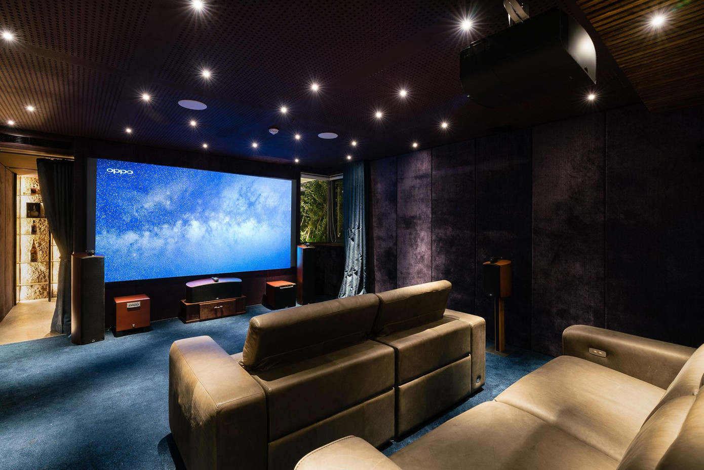 Bên cạnh đó, KTS còn bố trí thêm các không gian giải trí như phòng chiếu phim gia đình và thư viện.