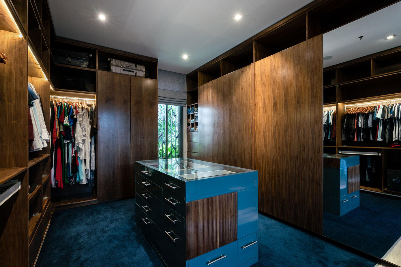 Khu vực để quần áo và trang sức ở tầng 2.