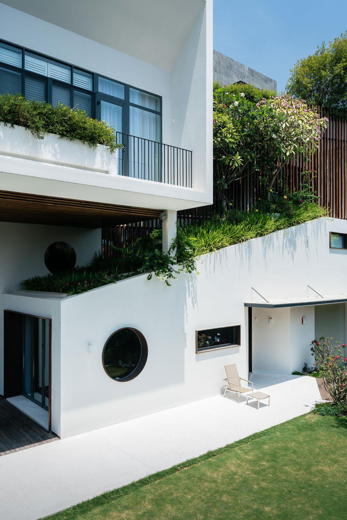 KTS lấy ý tưởng về ruộng bậc thang để tạo nên hình thái kiến trúc mặt tiền, đồng thời sử dụng những đường cắt xéo, kết hợp với hệ lam gỗ để tạo nên điểm nhấn và tăng đối lưu không khí cho không gian bên trong.