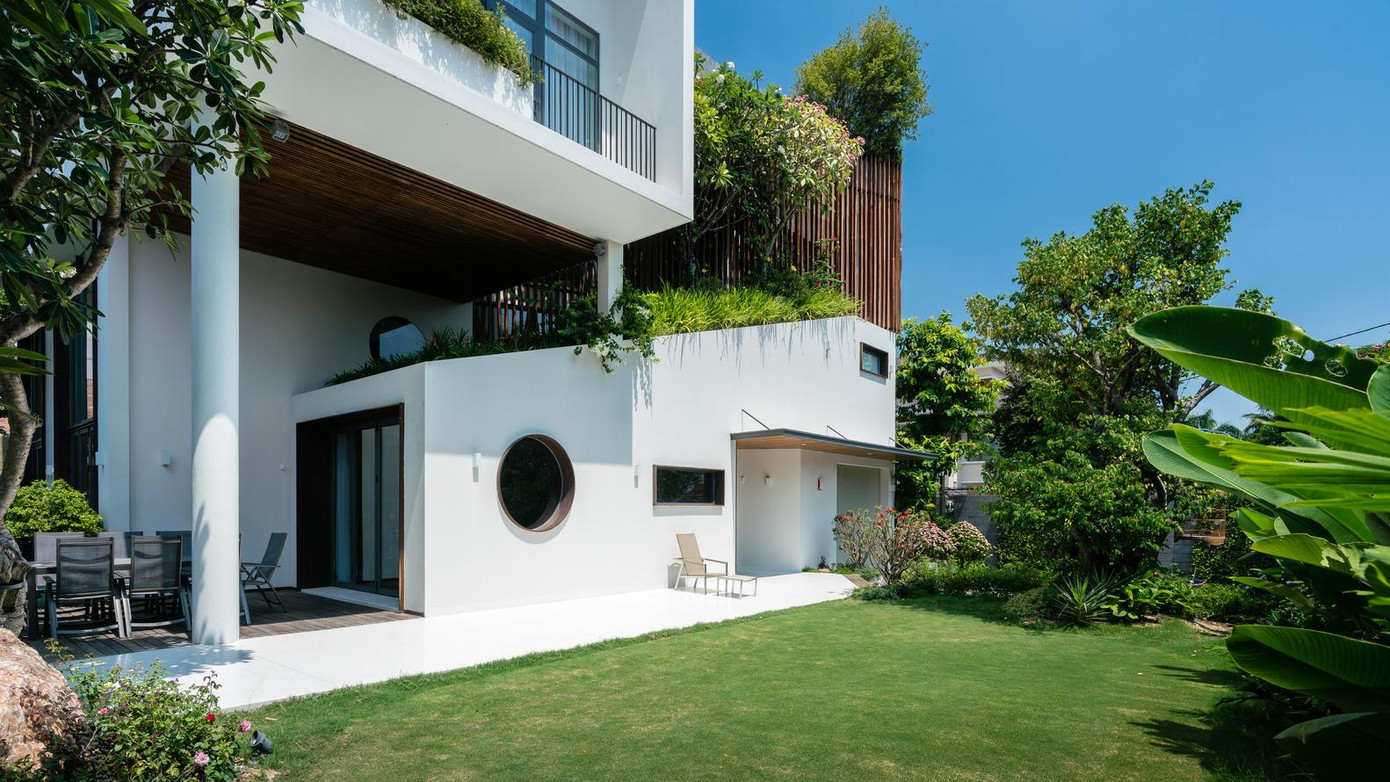 Mỗi “tầng” ruộng bậc thang của ngôi nhà sẽ là một không gian chức năng nhưng khi nhìn tổng thể những không gian ấy vẫn được liên kết chặt chẽ với nhau. Mỗi vị trí của đường cắt xéo ở mặt tiền trở thành một khu vườn dốc trồng cây xanh. Trong đó, những cây thân thảo mềm nằm ở tầng thấp nhất, cây cao lớn, thân gỗ nằm ở tầng cao hơn.