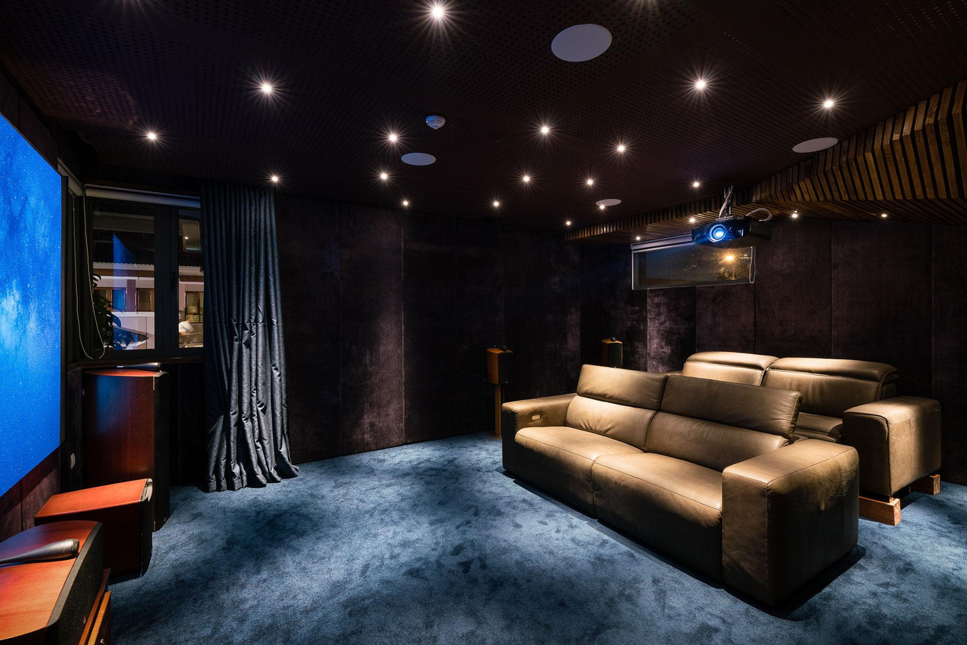 Phòng chiếu phim được lắp đặt các thiết bị công nghệ cao với vật liệu cách âm, tiêu âm kết hợp với tường nhung tạo nên trải nghiệm như một rạp chiếu phim bên ngoài.