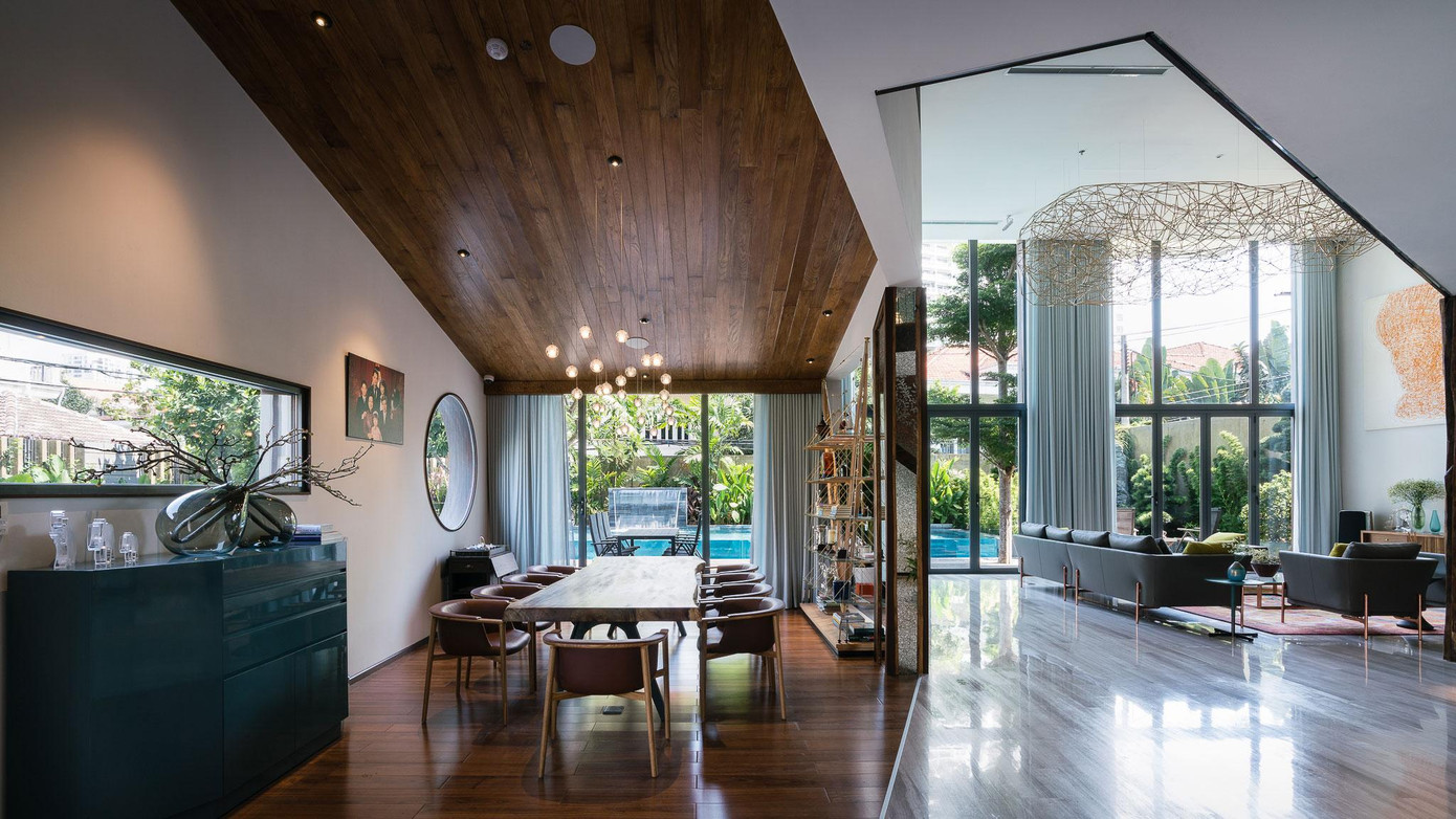 Tầng trệt bao gồm phòng khách, phòng ăn, phòng bếp và phòng ngủ của ông bà.